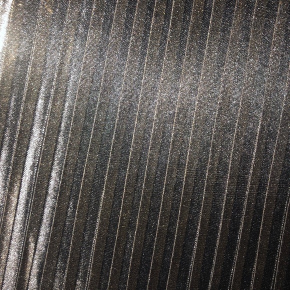 Gold and Black pleated metallic skirt - Picture 2 of 7